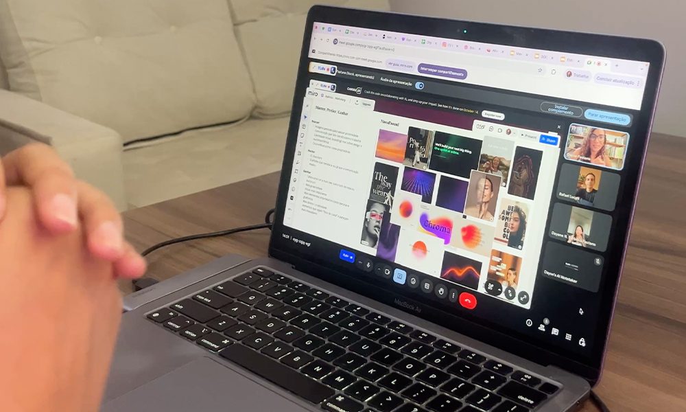 Reunião por vídeo com o cliente apresentando o moodboard da marca