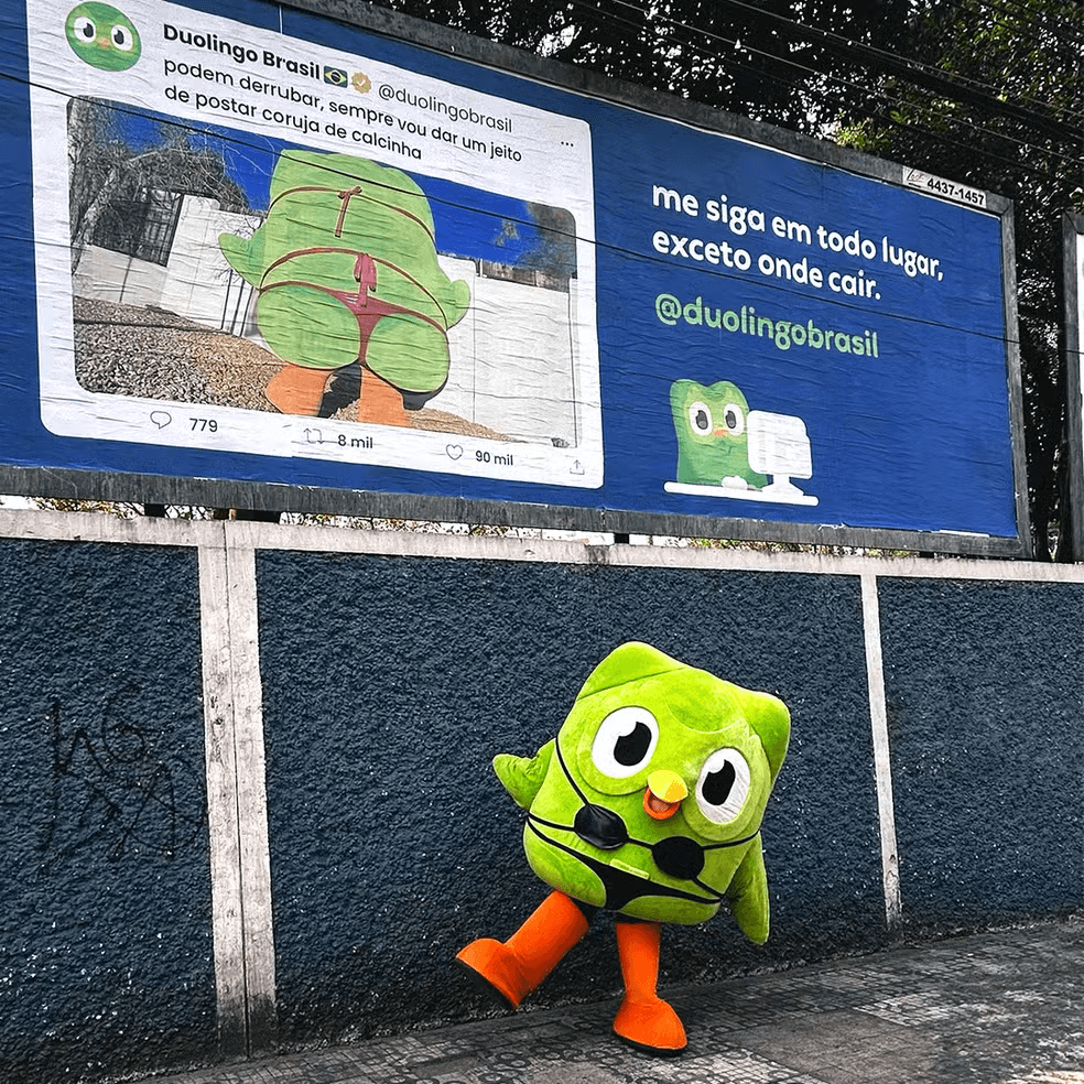 Imagem de um outdoor com uma propaganda da Duolingo. O objetivo 
é mostrar como ter um propósito te ajuda a ter ideias fora da caixinha e sair do óbvio.