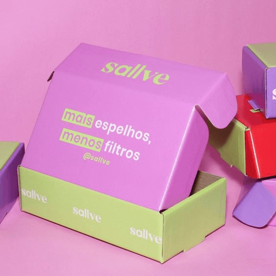 Imagem de uma embalagem da sallve. Cada ponto de contato é uma experiência que pode encantar o cliente.