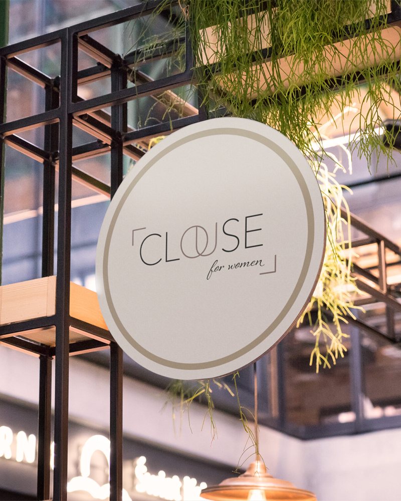 Placa circular da marca Clouse for women em loja
